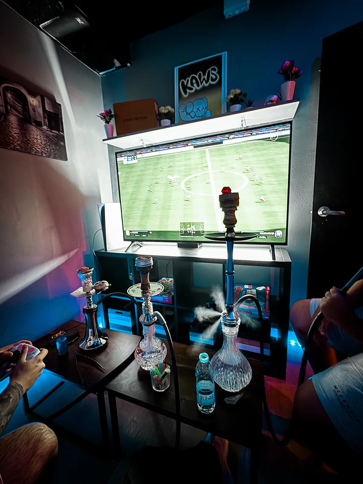 La Sala VIP: una pantalla grande con un partido y una mesa baja delante